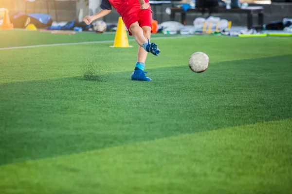Bola embaçada após menino jogador de futebol velocidade correr em artificia verde — Fotografia de Stock
