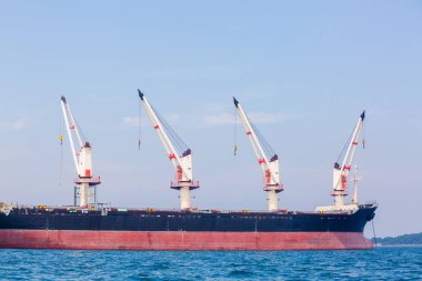 Malları vinçle kargo gemisine yüklüyorlar. Bir tüccardan teslimat.