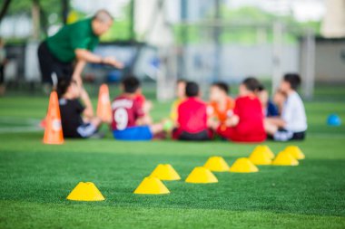 Sarı koni işaretleri için seçici odak futbol eğitim ekipmanıdır