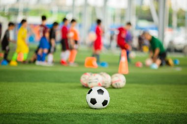 Yeşil suni sahada futbol topu ve bulanık futbol takımı tra
