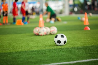 Yeşil suni sahada futbol topu ve bulanık futbol takımı tra