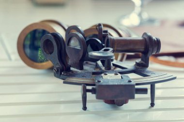 Beyaz ahşap arka planda klasik seyrüsefer ekipmanları. Yaşlı Brass.