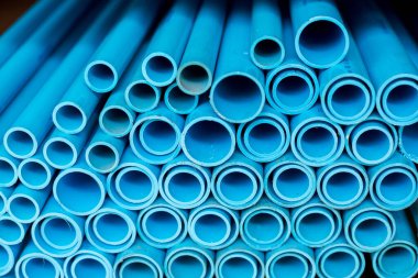 Mavi plastik boru arka plan kadar yakın Pvc boru yığılmış w