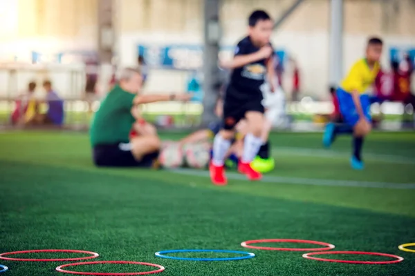 セレクティブ フォーカス リング ラダー マーカー、コーンはサッカーのトレーニング ゲームです。 — ストック写真