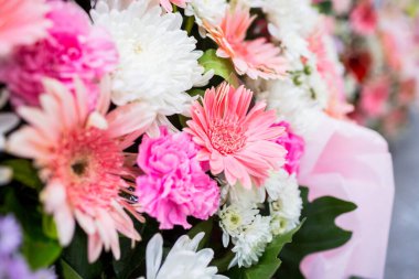 Taze çiçek buketine odaklan. Düğün veya selamlama için botanik kompozisyonu. Karışık çiçeklerin renginde bir buket. Mükemmel bahçe çiçekleri..