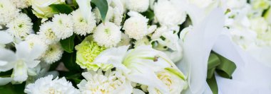 Taze çiçek buketine odaklan. Düğün veya selamlama için botanik kompozisyonu. Karışık çiçeklerin renginde bir buket. Mükemmel bahçe çiçekleri..