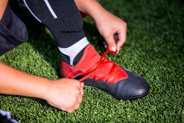 Futbol Oyuncuları Antrenmandan Önce Yeşil Suni Sahada Spor Ayakkabı Bağcıklarını — Stok fotoğraf
