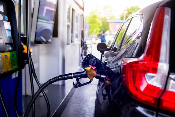 Enfoque Selectivo Las Boquillas Llenado Bomba Gasolina Auto Negro Repostando — Foto de Stock