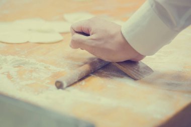 Aşçılar Çin mantılarını geleneksel bambu buharlı tencerelerle bir restoranda pişiriyorlar. Dim Sum şefleri Tayvan 'daki ünlü restoranda hamur işi paketliyor..
