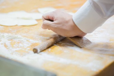 Aşçılar Çin mantılarını geleneksel bambu buharlı tencerelerle bir restoranda pişiriyorlar. Dim Sum şefleri Tayvan 'daki ünlü restoranda hamur işi paketliyor..