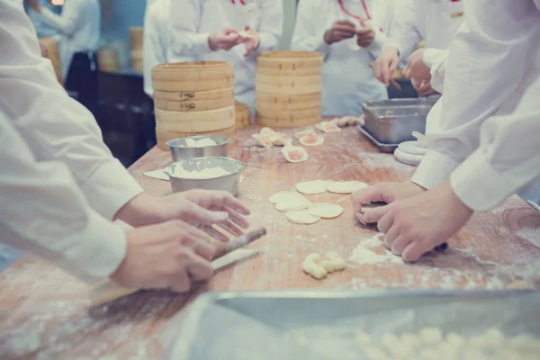 Gli Chef Cucinano Gnocchi Cinesi Dai Tradizionali Piroscafi Bambù Ristorante — Foto Stock