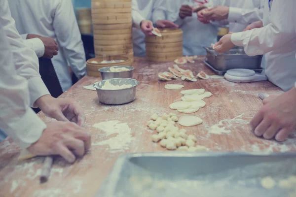 Los Chefs Están Cocinando Albóndigas Chinas Junto Los Tradicionales Vapores — Foto de Stock