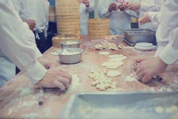 Chefs Cooking Chinese Dumplings Traditional Bamboo Steamers Restaurant Dim Sum — Stock Photo, Image