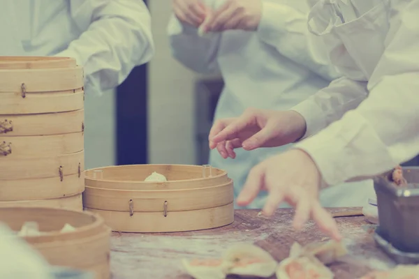 Los Chefs Están Cocinando Albóndigas Chinas Junto Los Tradicionales Vapores — Foto de Stock