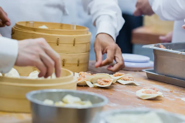 Los Chefs Están Cocinando Albóndigas Chinas Junto Los Tradicionales Vapores — Foto de Stock
