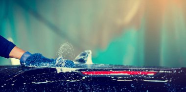 Su ve şampuanın hareketli görüntüsü bulanıklaşıyor ve araba yıkamada sıçramalar oluyor.. 