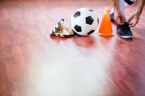 Piłka Nożna Futsal Gracz Siedzi Wiąże Sznurowadła Sportowe Hali Stadionu — Zdjęcie stockowe