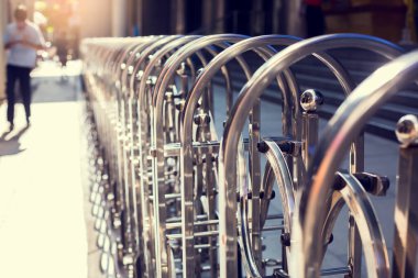 Mobil paslanmaz çelik çitlere odaklan. Geri çekilebilir paslanmaz çelik bariyer havaalanında ya da tren istasyonunda çit olarak yerleştirildi..