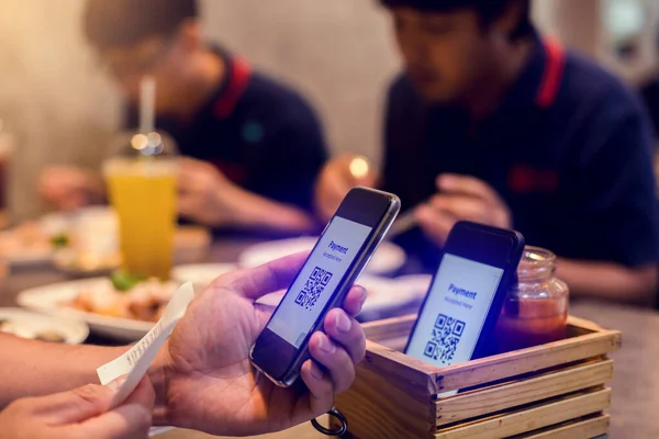 Вибірковий Фокус Смартфоні Руці Щоб Сканувати Код Мітки Розмитою Їжею — стокове фото