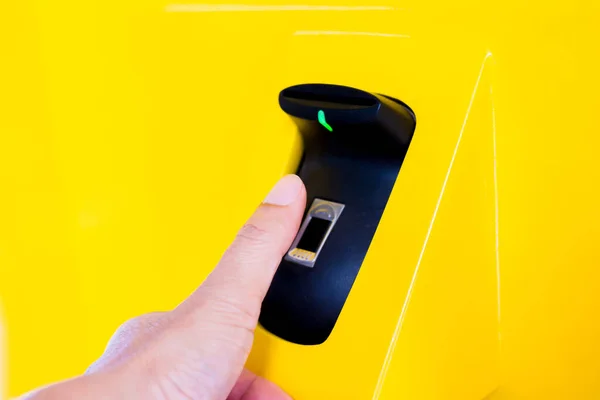 Skaner Biometryczny Rozmytym Palcem Żółtej Maszynie Kontrola Dostępu Danych Koncepcyjnych — Zdjęcie stockowe