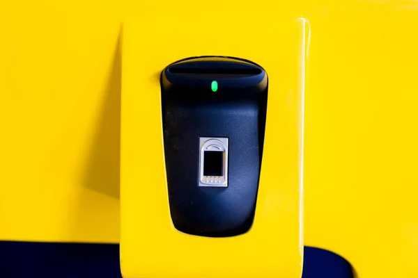 Skaner Biometryczny Rozmytym Palcem Żółtej Maszynie Kontrola Dostępu Danych Koncepcyjnych — Zdjęcie stockowe