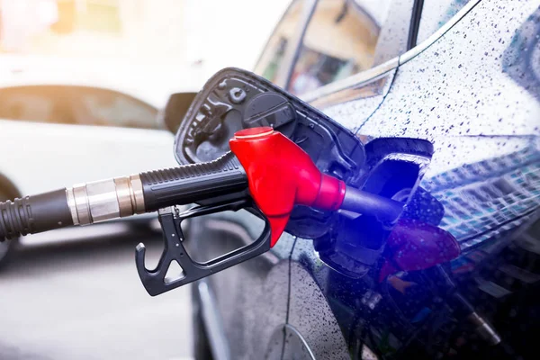 Mão Enchendo Carro Preto Com Combustível Posto Gasolina Energia Petróleo — Fotografia de Stock