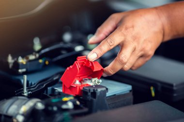 Arabadaki aküyü kontrol etmek ve bakımını kendi başına yapmak için seçmeli odaklan. Servis ve bakım arabası veya araç.