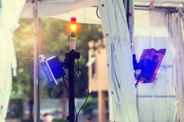 Corona virüsünün yayılmasını önlemek için siren lambalı termal tarayıcıya okulda veya havaalanında bakın. İnsanlar vücut ısısı yüksek insanları bulmak için istasyonu tarıyorlar..