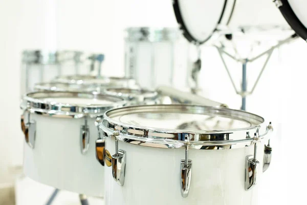 Drum Snare Mit Verschwommener Großer Trommel Des Blasorchesters Auf Weißem — Stockfoto