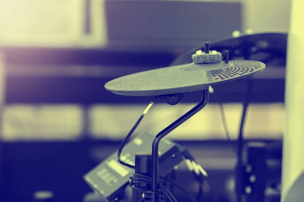 音楽室に設置された電子ドラムの電子シンバルへの選択的焦点 電子楽器の概念 — ストック写真