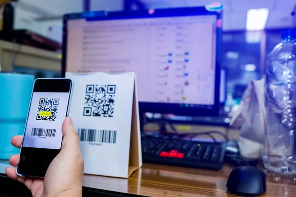 Выборочный Фокус Руку Клиента Помощью Смартфона Сканирования Кода Штрих Кода — стоковое фото