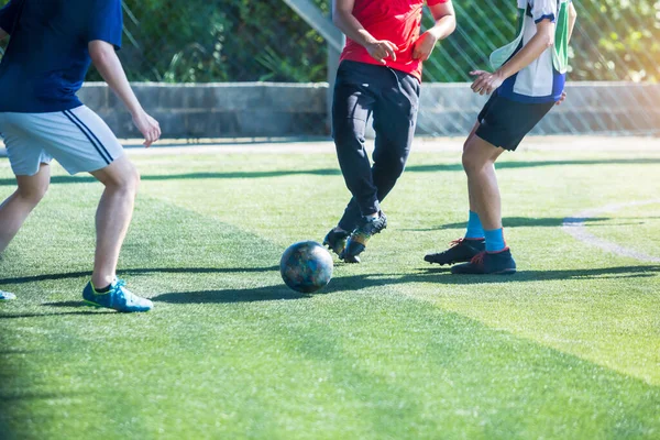サッカー選手のコントロールに焦点を当て ゴールキーパーと目標にボールを撃つ ゴールキーパーと戦うサッカー選手 — ストック写真
