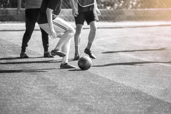 Černobílý Sportovní Obrázek Selektivní Zaměření Fotbalista Ovládání Střílet Míč Branku — Stock fotografie