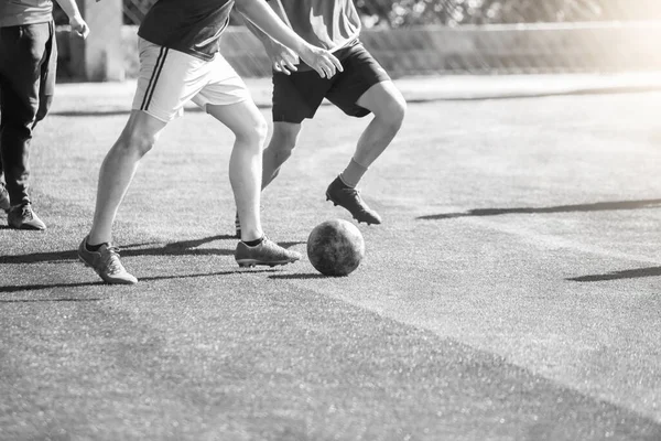 黑色和白色的体育图片 有选择地专注于足球运动员的控球和投篮与守门员的目标 足球运动员与守门员打架 — 图库照片