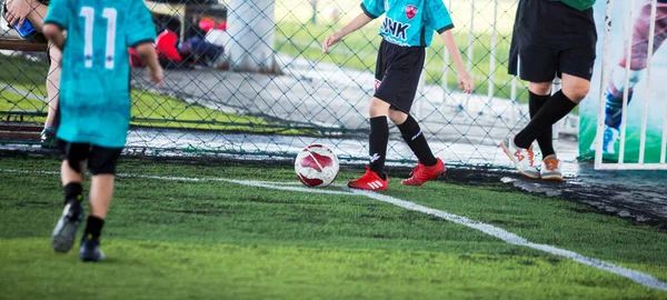 Παιδί Ποδοσφαιριστής Σουτ Μπάλα Στη Γωνία Του Γηπέδου Ποδοσφαίρου Ιουλίου — Φωτογραφία Αρχείου