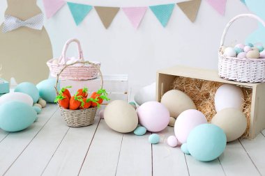Paskalya! Bunnies ve sepetleri ile birçok renkli Paskalya yumurtaları! Paskalya dekorasyon odası, Çocuk Odası oyunları için. Havuç ve tavşan sepetle. Paskalya fotoğraf çekimi. Yuva, yumurta, saman kutuları. 
