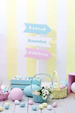 Paskalya! Birçok renkli Paskalya yumurtaları ve bahar çiçekleri sepeti! Çocuk Oyun Odası, çocuk için renkli parlak oda. Paskalya Oda Dekorasyon. Paskalya işareti işaretçi. Parlak renkli Oda