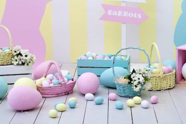 Paskalya! Bunnies ve çiçek sepetleri ile birçok renkli Paskalya yumurtaları! Paskalya Oda süsleme ve Dekorasyon, çocuk oyun odası. Renkli irili ufaklı boyalı Paskalya yumurtaları ve renkli tavşan.