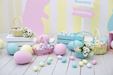 Paskalya! Birçok renkli Paskalya yumurtası ve bahar çiçekleri bir sepet! Çocuk oyun odası, çocuklar için renkli aydınlık oda. Paskalya odası dekoru. Paskalya fotoğraf çekimi için yer. Aile kutlama