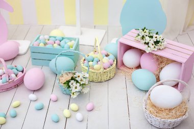 Paskalya! Bunnies ve çiçek sepetleri ile birçok renkli Paskalya yumurtaları! Paskalya Oda süsleme ve Dekorasyon, çocuk oyun odası. Renkli irili ufaklı boyalı Paskalya yumurtaları ve renkli tavşan.