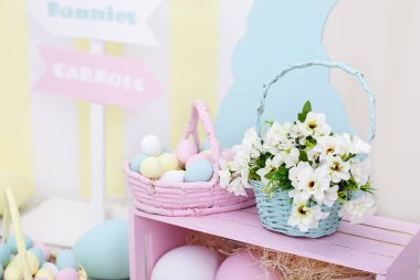 Mutlu Paskalya! Paskalya boyalı yumurta ve bahar çiçekleri ile büyük renkli sepetler. Easter Bunny ve büyük renkli yumurta. Bahar odası dekorasyonu ve Paskalya dekoru. Bahar ev dekorasyonu ve bahar çiçekleri.