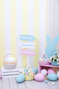 Paskalya! Bunnies ve çiçek sepetleri ile birçok renkli Paskalya yumurtaları! Paskalya Oda süsleme ve Dekorasyon, çocuk oyun odası. Renkli boyalı Paskalya yumurtaları ve renkli tavşan.