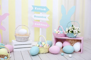 Paskalya! Bunnies ve çiçek sepetleri ile birçok renkli Paskalya yumurtaları! Paskalya Oda süsleme ve Dekorasyon, çocuk oyun odası. Renkli boyalı Paskalya yumurtaları ve renkli tavşan.