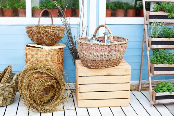 Wicker Korgar Bredvid Trädgårdsutrustning Mot Väggen Ett Blått Hus Landet — Stockfoto