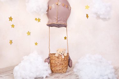 Oyuncak ayı gezgini ve pilot. Çocukluk hayalleri. Aerostat, balonlar ve tekstil bulutları ile şık vintage çocuk odası. Fotoğraf çekimi için çocukların konumu: aerostat, balon ve bulutlar.