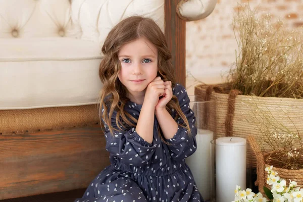 Ritratto Ravvicinato Della Bella Bambina Caucasica Che Guarda Macchina Fotografica — Foto Stock