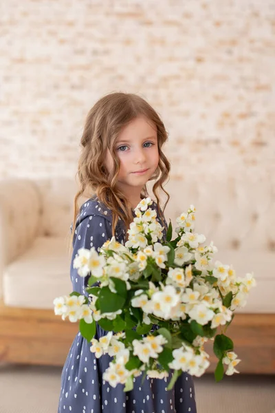 Ragazza Sorridente Capelli Ricci Con Mazzo Fiori Gelsomino Infanzia Festeggiamenti — Foto Stock