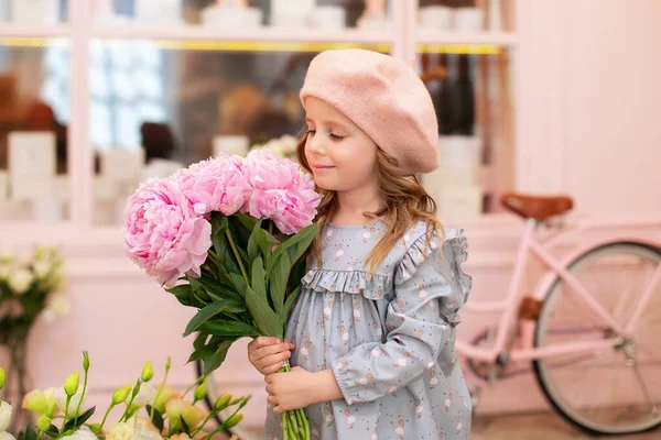 Ritratto Ravvicinato Bambina Bionda Felice Con Lunghi Capelli Ricci Basco — Foto Stock