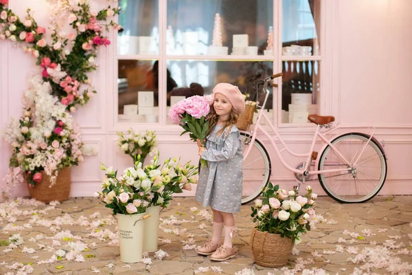 Счастливая Маленькая Девочка Вьющимися Волосами Платье Берете Букетом Розовых Пионов — стоковое фото
