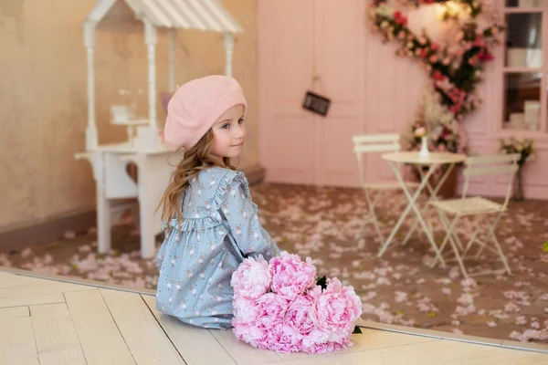 Romantic Portrait Happy Little Girl Long Curly Hair Beret Bouquet — Stock Photo, Image